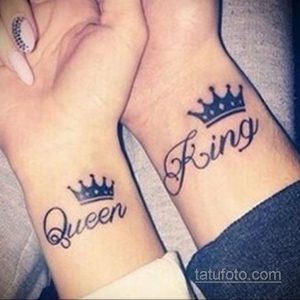 Фото парных татуировок на запястьях: надписи 'King' и 'Queen' с маленькими черными коронами над ними.