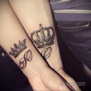 Фото парных татуировок на запястьях: черные короны с драгоценными камнями и инициалы под ними.