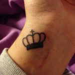 фото тату корона на запястье 02.01.2020 №009 -crown tattoo on the wrist- tatufoto.com