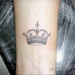 фото тату корона на запястье 02.01.2020 №014 -crown tattoo on the wrist- tatufoto.com