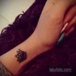 фото тату корона на запястье 02.01.2020 №017 -crown tattoo on the wrist- tatufoto.com