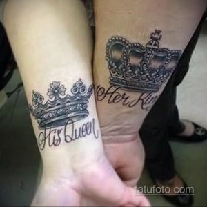 Фото парных татуировок на запястьях: корона с надписью 'His Queen' и корона с надписью 'Her King'. Черно-белые татуировки, символизирующие любовь и преданность.