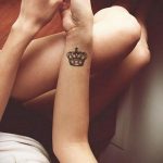 фото тату корона на запястье 02.01.2020 №028 -crown tattoo on the wrist- tatufoto.com
