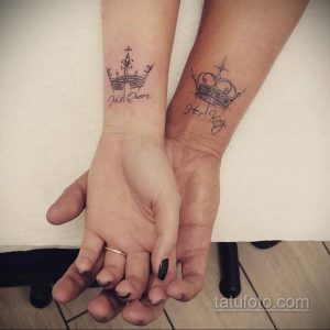 Фото парных татуировок с надписями 'His Queen' и 'Her King' под коронами. Детализированный рисунок, черно-белая гамма.