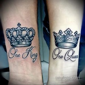 Фото парных татуировок с надписями 'One King' и 'One Queen' под коронами. Черно-белый рисунок, каллиграфический шрифт.