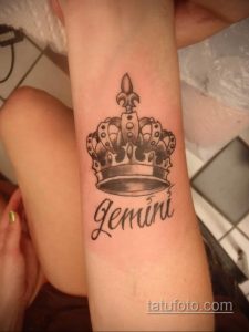 Фото тату на запястье: черная татуировка с изображением короны и надписи 'Gemini'. Стильный рисунок татуировки для знака зодиака Близнецы.