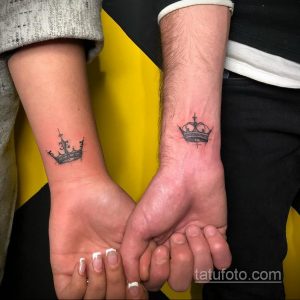 Фото парных татуировок на запястьях: черные контурные короны. Идеальный рисунок татуировки для пары, символизирующий любовь и верность.
