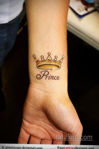 Фото тату на запястье: золотая корона с надписью 'Prince'. Нежный рисунок татуировки для мужчин, выполненный в ярких тонах.