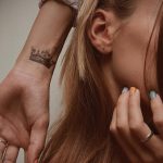 фото тату корона на запястье 02.01.2020 №046 -crown tattoo- tatufoto.com