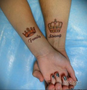 Фото парных тату: золотая корона с надписью 'Family' и золотая корона с надписью 'Strong' на запястьях. Красивые, цветные татуировки для семьи.