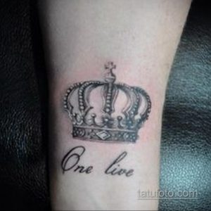 Фото тату короны с надписью 'One life' на предплечье. Черно-белый рисунок татуировки в минималистичном стиле.
