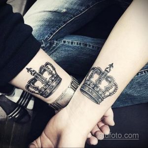 Фото парных тату: черные короны на запястьях. Минималистичные татуировки в стиле blackwork для пары.