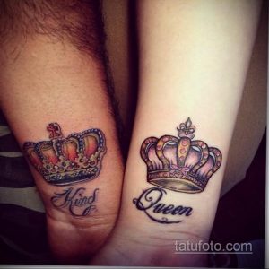 Фото парных тату: корона с надписью 'King' и корона с надписью 'Queen' на предплечьях. Яркие, цветные татуировки для пары.