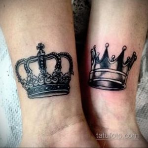 Фото тату: две одинаковые короны на запястьях двух людей. Символ любви, верности и единства.