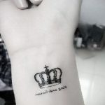 фото тату корона на запястье 02.01.2020 №055 -crown tattoo on the wrist- tatufoto.com
