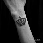 фото тату корона на запястье 02.01.2020 №064 -crown tattoo on the wrist- tatufoto.com