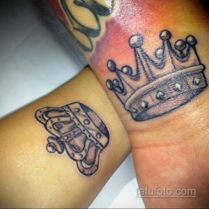 Фото парных татуировок с изображением корон и надписями 'King' и 'Queen' на запястьях. Тату выполнены в ярком, акварельном стиле.