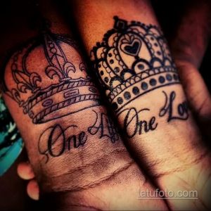 Фото парных татуировок с изображением корон и надписи 'One Love' на запястьях. Тату выполнены в черном цвете и имеют детализированную прорисовку.