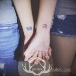 фото тату корона на запястье 02.01.2020 №070 -crown tattoo on the wrist- tatufoto.com