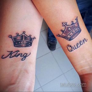Фото парных татуировок с надписями 'King' и 'Queen' над изображениями корон на запястьях. Тату выполнены в черном цвете и имеют реалистичные детали.