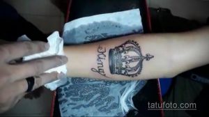 Фото тату на руке: татуировка надписи 'King' и короны, выполненная в черно-серых тонах. Мужской рисунок татуировки.