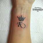 фото тату корона на запястье для девушек 02.01.2020 №1001 -crown tattoo- tatufoto.com