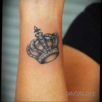 фото тату корона на запястье для девушек 02.01.2020 №1005 -crown tattoo- tatufoto.com