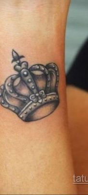 фото тату корона на запястье для девушек 02.01.2020 №1005 -crown tattoo- tatufoto.com