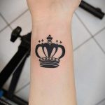 фото тату корона на запястье для девушек 02.01.2020 №1006 -crown tattoo- tatufoto.com