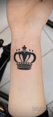 фото тату корона на запястье для девушек 02.01.2020 №1006 -crown tattoo- tatufoto.com