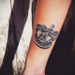 фото тату корона на запястье для девушек 02.01.2020 №1011 -crown tattoo- tatufoto.com