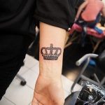 фото тату корона на запястье для девушек 02.01.2020 №1019 -crown tattoo- tatufoto.com