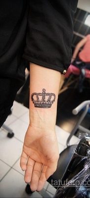 фото тату корона на запястье для девушек 02.01.2020 №1019 -crown tattoo- tatufoto.com