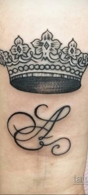 фото тату корона на запястье для девушек 02.01.2020 №1027 -crown tattoo- tatufoto.com