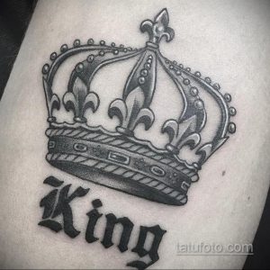 Фото тату: черная корона с надписью "King" на руке, детализированный рисунок, классический стиль, мужественный дизайн.