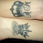 Фото тату: два парных тату на запястьях - корона с буквой "R" и корона с буквой "K", минималистичный стиль, черные контуры.