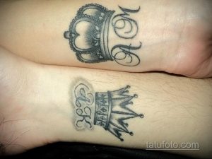 Фото тату: два парных тату на запястьях - корона с буквой "R" и корона с буквой "K", минималистичный стиль, черные контуры.