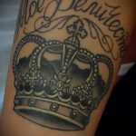 фото тату корона на запястье для мужчин 02.01.2020 №1008 -crown tattoo- tatufoto.com