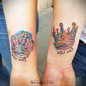 Фото парных акварельных татуировок короны на запястьях. Яркие и красочные рисунки татуировки, выполненные в технике акварели с использованием различных оттенков.
