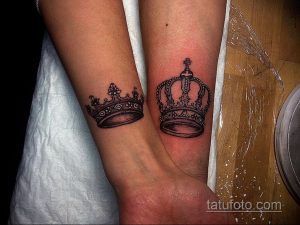Фото парных татуировок короны на запястьях. Две одинаковые черные короны, выполненные в детальном стиле. Идеальный вариант для пары.
