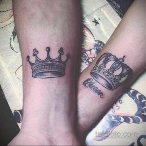 Фото парных татуировок короны на запястьях. Одна корона мужская, другая женская с надписью 'Queen'. Идеальный вариант для пары.