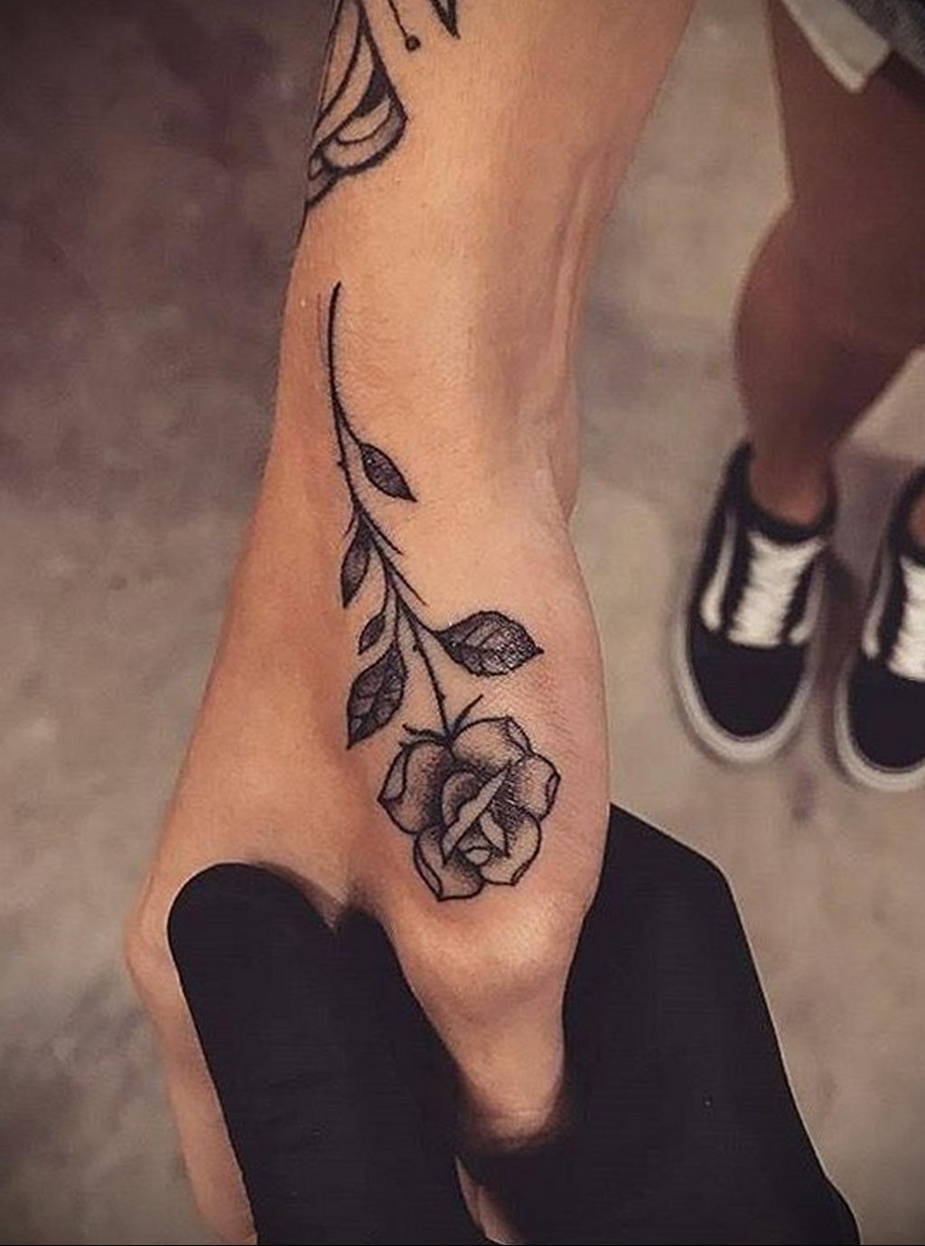 Значение татуировок. тату роза на пальце девушки 04.02.2020 № 002 -rose tat...