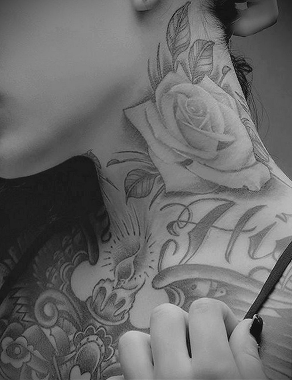 Значение татуировок. тату роза на шее девушки 04.02.2020 № 008 -rose tattoo...