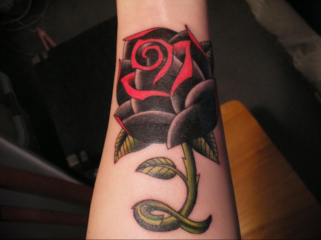 Тёмно красные розы тату