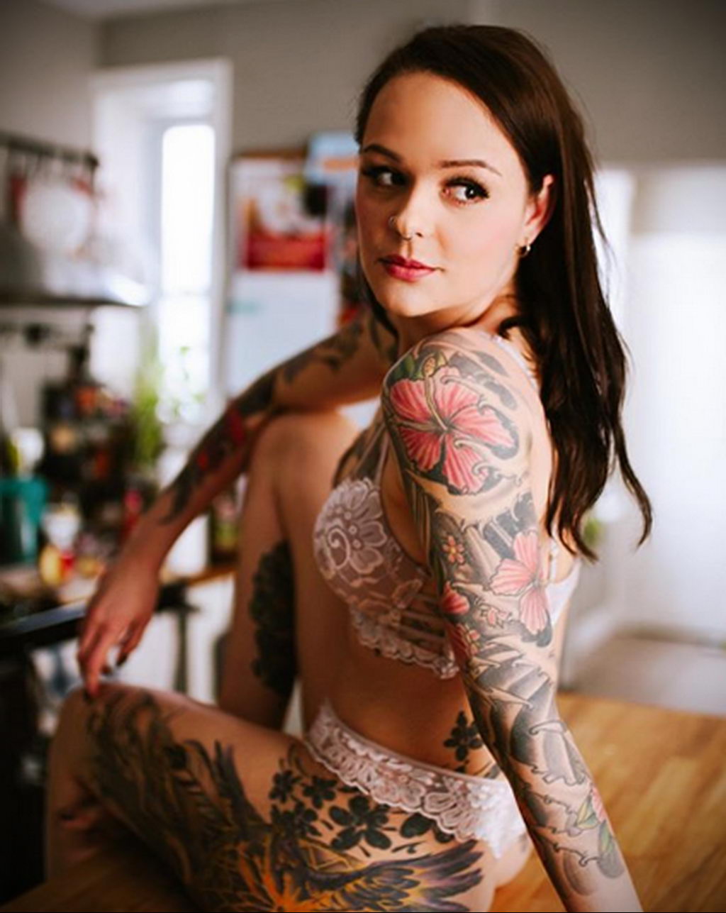 Статьи о прирсинге. annoir_suicide - фото красивой девушки с татуировками д...