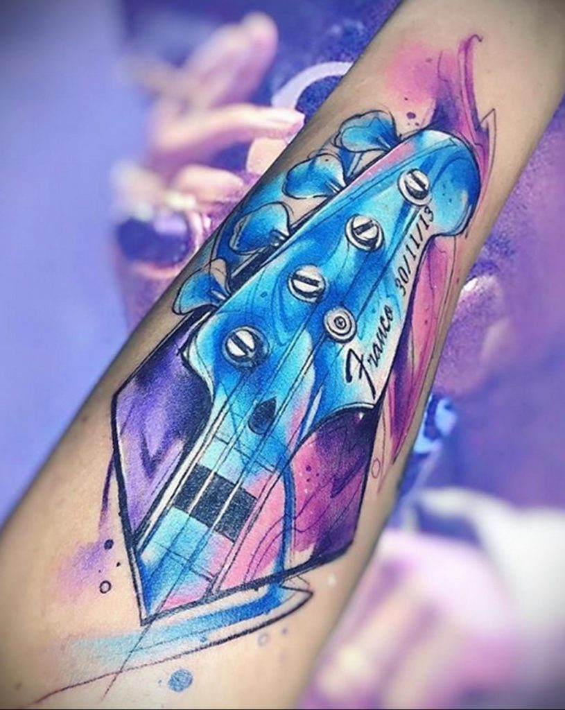 Крутая акварельная тату с гитарой на руку - фото