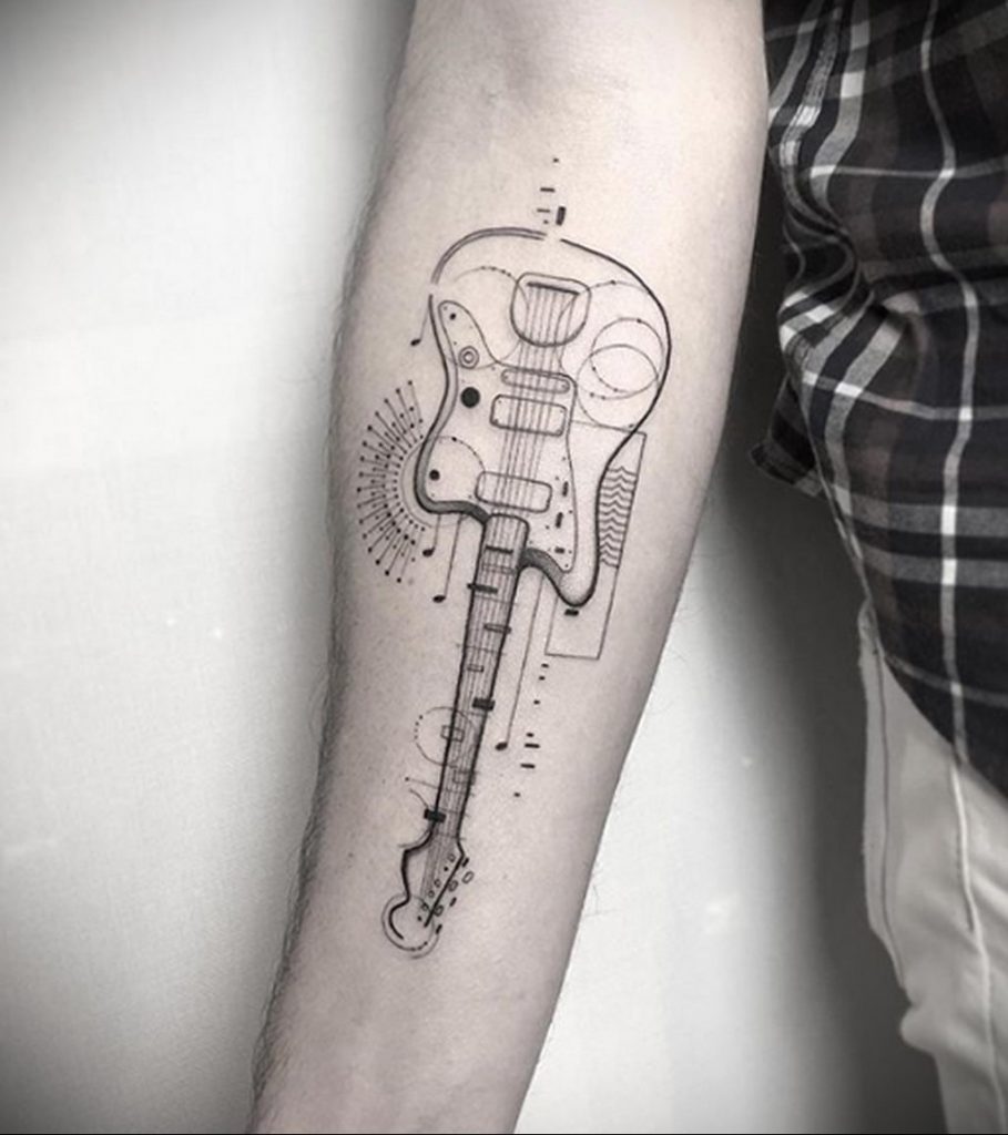 Мужской вариант тату с гитарой на предплечье - фото