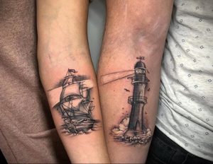 Фото парных тату: на одной руке изображен парусник в море, на другой - маяк, освещающий путь. Черно-белая графика.