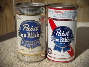 Фото тату двух старых банок пива Pabst Blue Ribbon на фоне бежевой ткани. Идеально для любителей ретро и пивных эскизов.