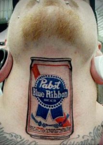 Фото татуировки на шее с изображением банки пива Pabst Blue Ribbon. Детализированный рисунок татуировки с яркими цветами и необычным расположением.